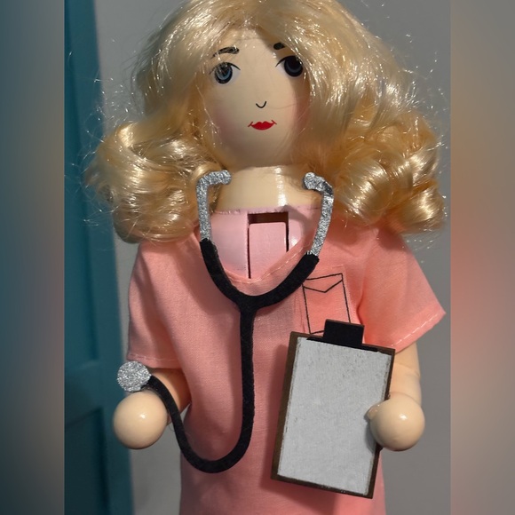 NWT Santa’s Workshop Pink Nurse Decor Nutcracker w/Stethoscope and Clipboard 14” - Picture 8 of 8